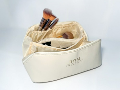 Die geräumige Make-up Tasche / Beautycase für Reisen oder einfach zu Hause im exklusiven Sabine Rom Cosmetics Design.